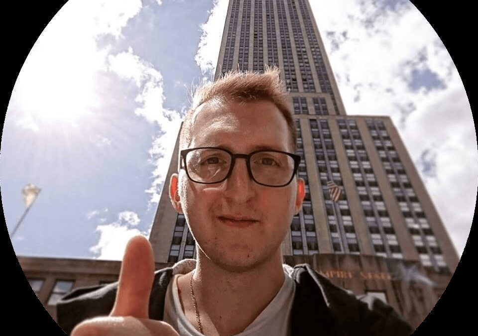 Мужчина с очками делает жест отлично в Нью-Йорке