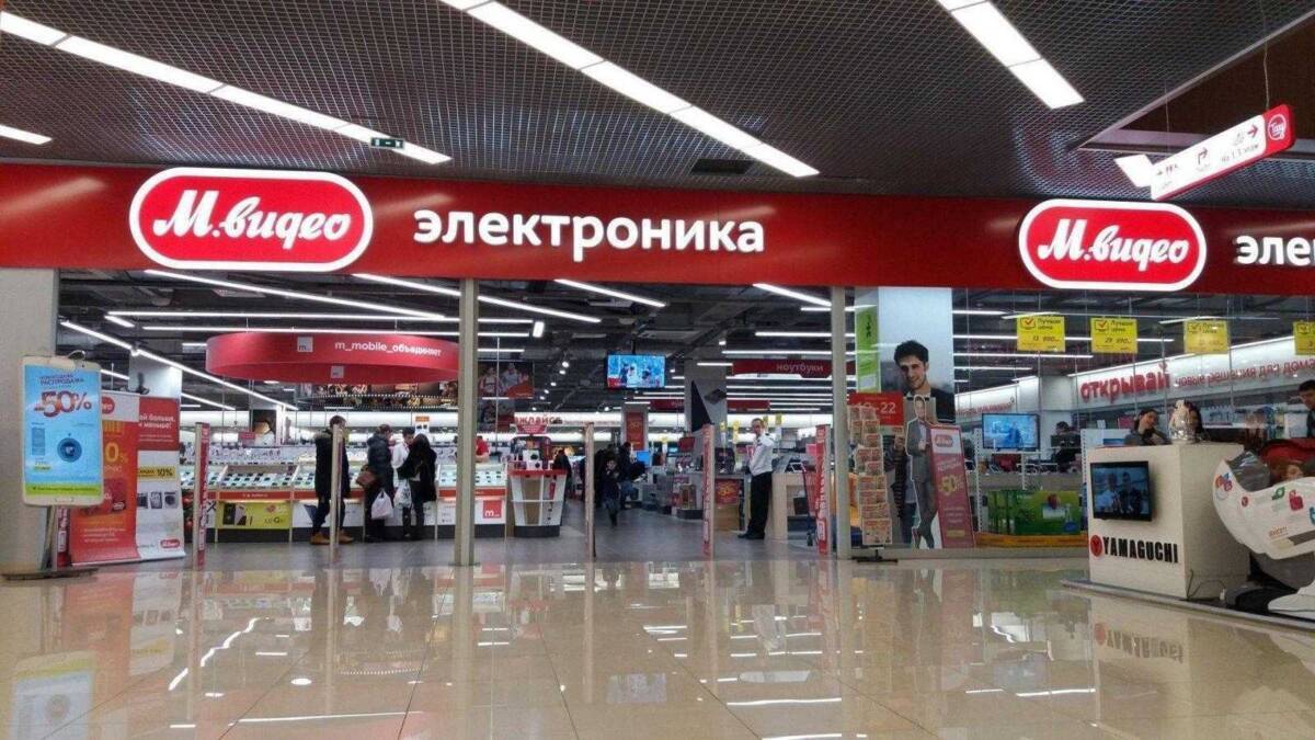 Вход в магазин М.Видео с рекламной вывеской электроники