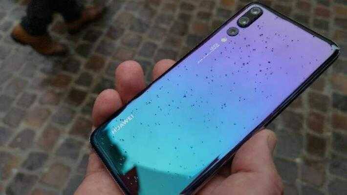 Обзор Huawei P20. Круче только Mate 17 Задняя панель Huawei P20 с градиентным дизайном и двойной камерой