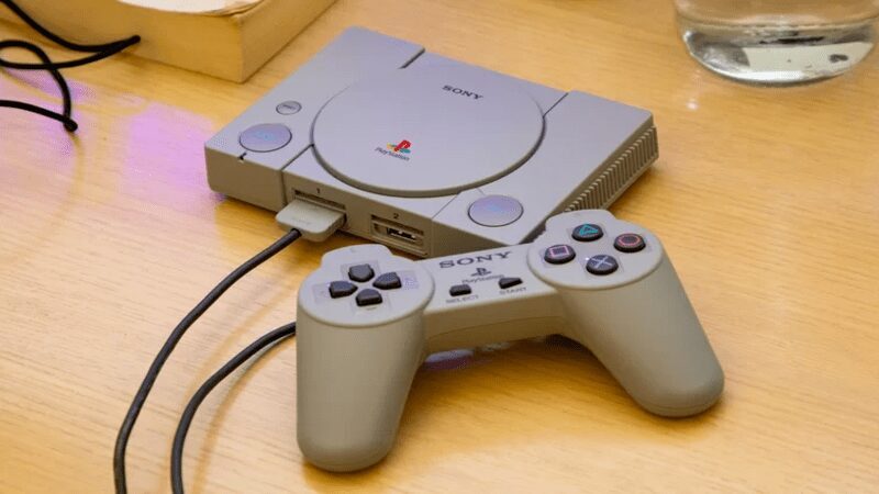 Геймеры нашли скрытое меню эмулятора в PlayStation Classic 1 Игровая консоль Sony PlayStation Classic с подключенным джойстиком