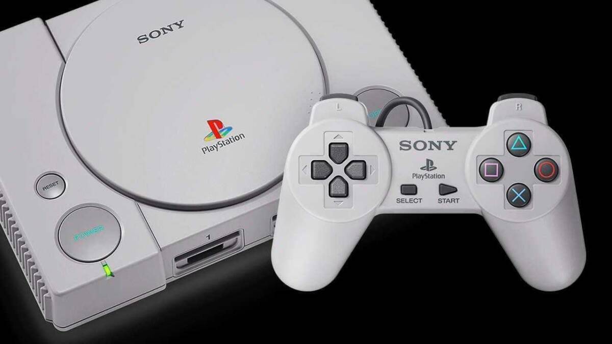 Главные события 2018 года 38 Игровая консоль Sony PlayStation с контроллером и диском