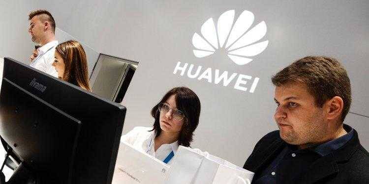 Трамп может запретить продавать устройства ZTE и Huawei в США 5 Сотрудники на рабочем месте у мониторов в офисе Huawei