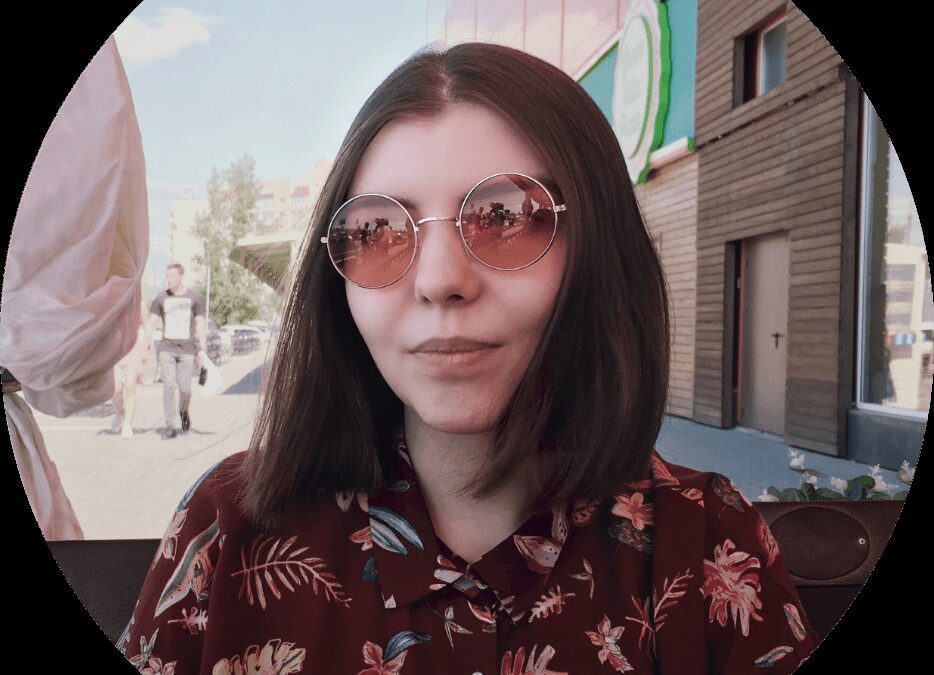 Женщина в стильных розовых очках и цветастой рубашке на улице
