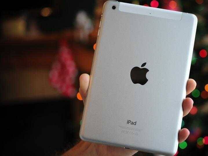 Задняя часть белого iPad с логотипом Apple