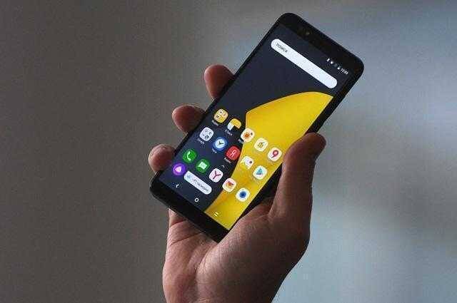 Главные события 2018 года 28 Рука держит смартфон с ярким дисплеем и несколькими приложениями