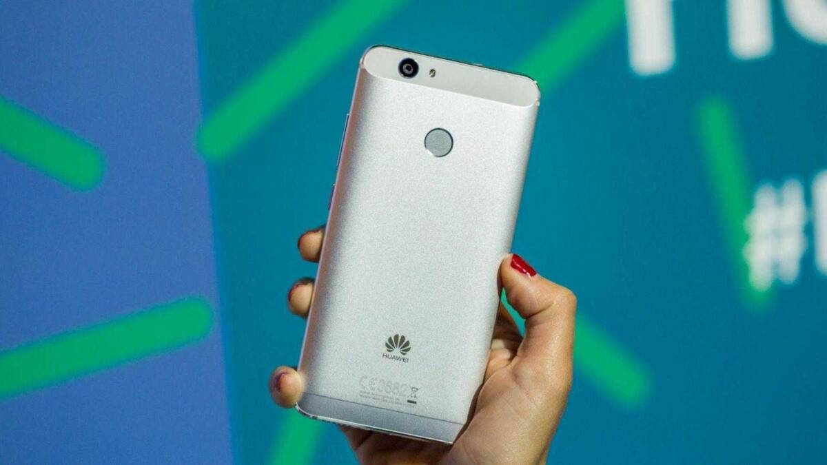 Huawei продал рекордные 200 млн телефонов в 2018 году 3 Смартфон Huawei с серебристым корпусом в руке
