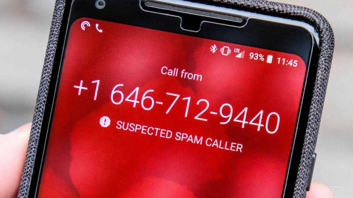 Экран смартфона показывает входящий звонок от спам-агентства