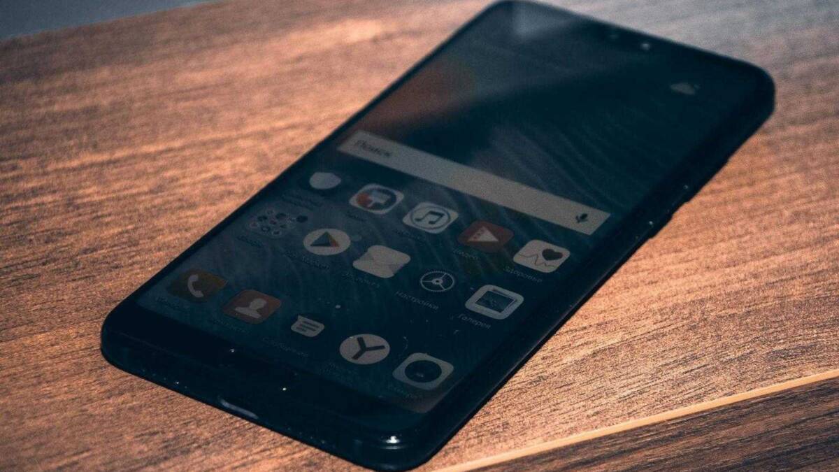 Обзор Huawei P20. Круче только Mate 28 Ударенный телефон Huawei на деревянной поверхности