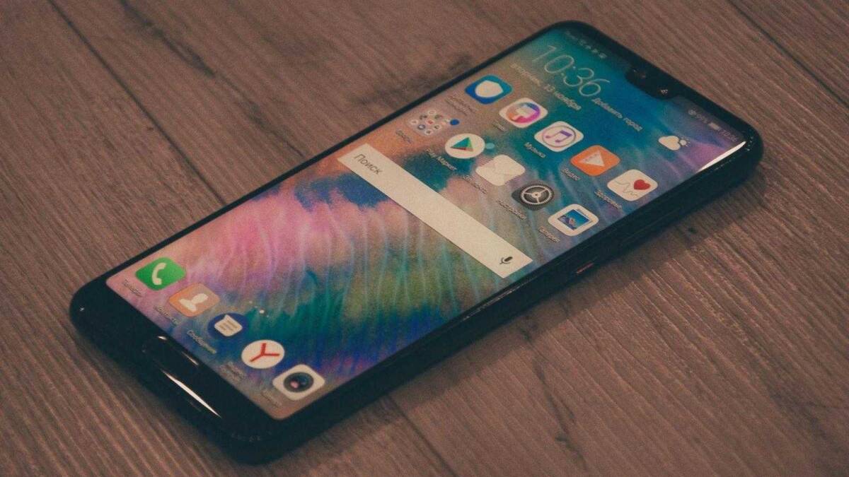 Обзор Huawei P20. Круче только Mate 16 смартфон Huawei с изогнутым экраном и интерфейсом на деревянной поверхности