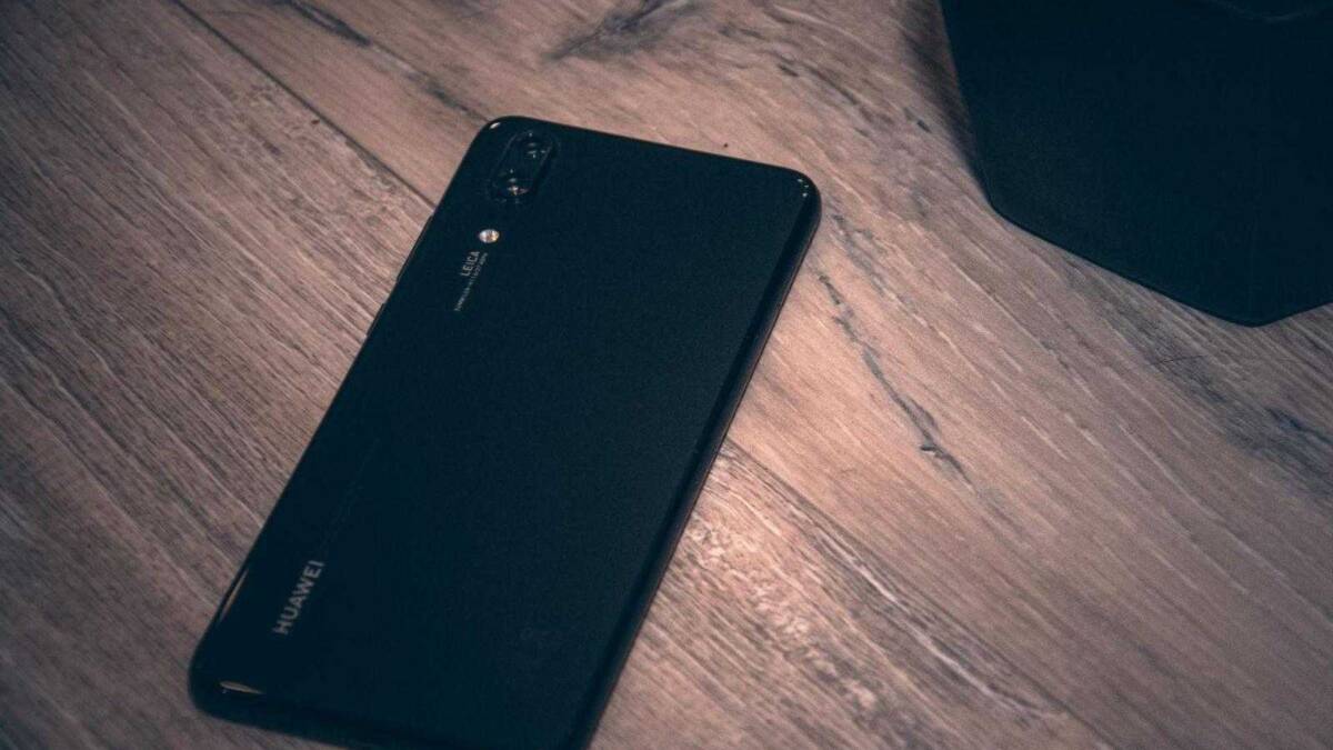 Обзор Huawei P20. Круче только Mate 29 Задняя панель Huawei смартфона с двойной камерой