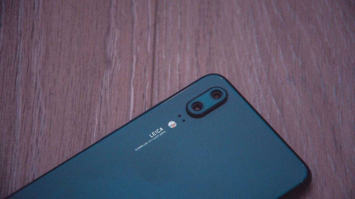 Обзор Huawei P20. Круче только Mate 21 Задняя часть Huawei смартфона с двойной камерой и логотипом LEICA