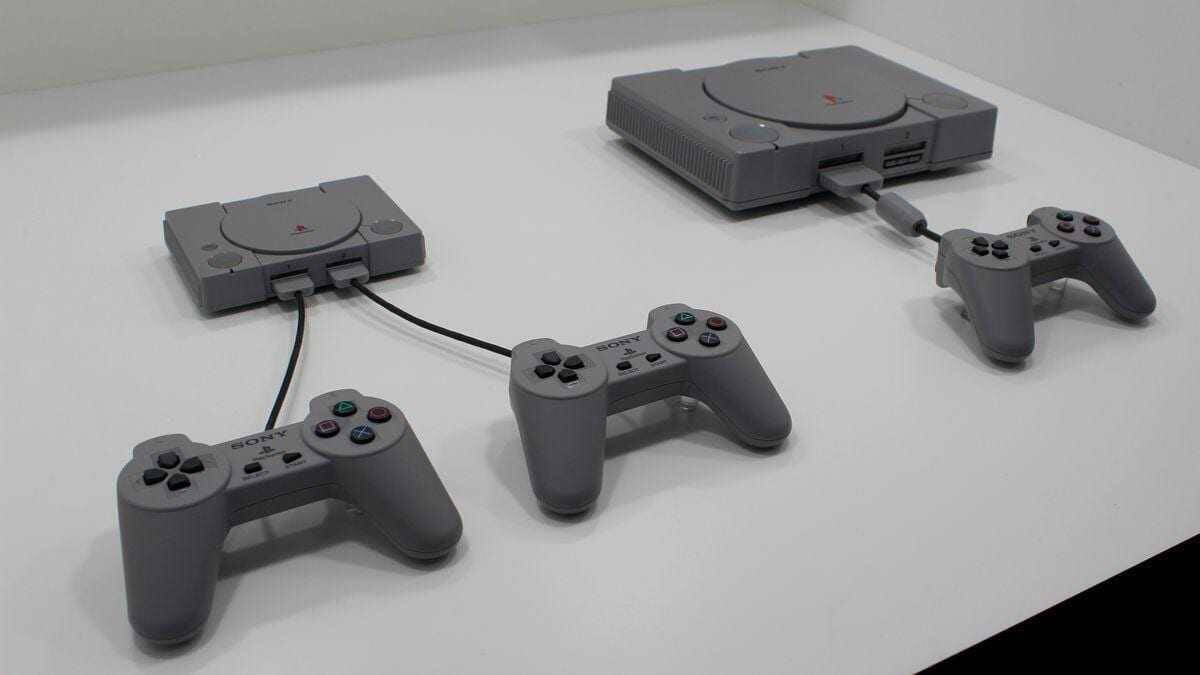 Главные события 2018 года 39 Три игровые приставки Sony PlayStation 1 с геймпадами на белом столе