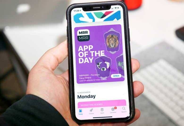 Экран iPhone показывающий приложение App of the Day с фильтрами лица