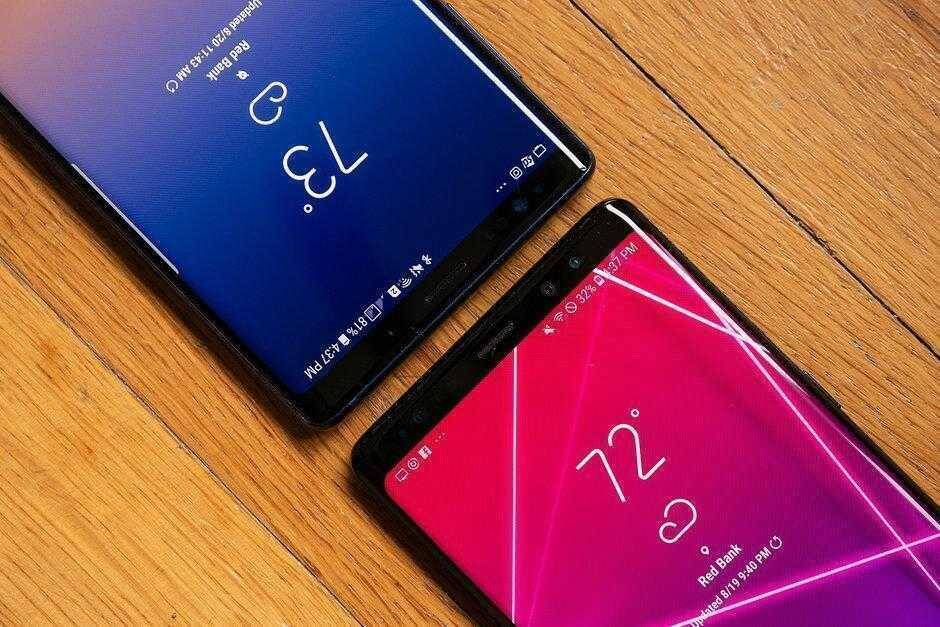Два смартфона Samsung с различными экранами и интерфейсами