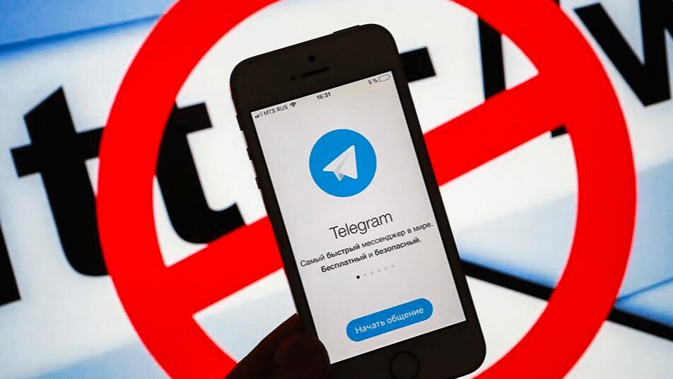 Телефон iPhone с экраном Telegram и запрещенный знак