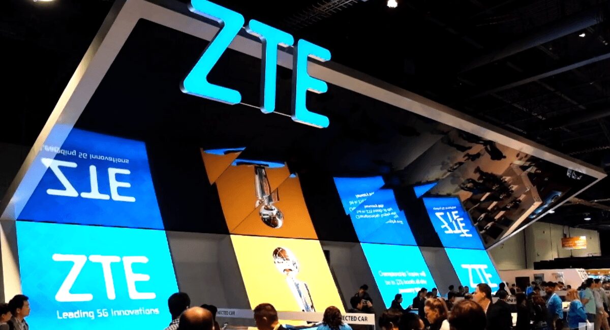 Логотип ZTE на светлом фоне с градиентом