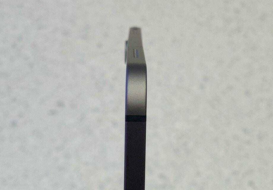 Новые iPad Pro гнутся, но это нормально 5 Боковой профиль нового iPad Pro с металлическим корпусом