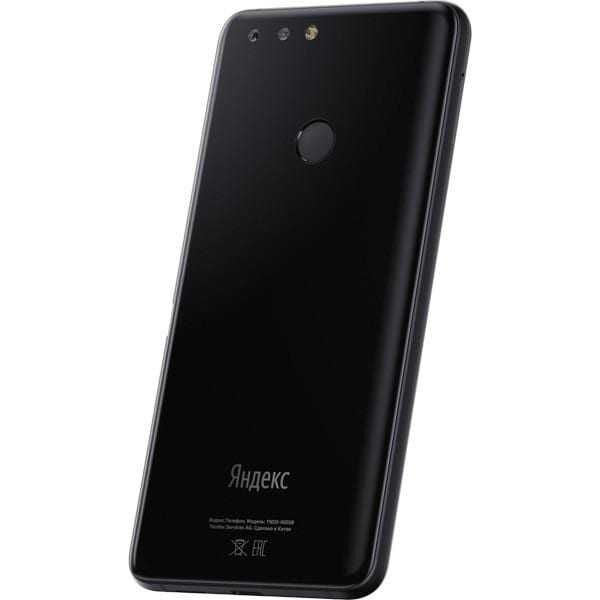 Фасад здания VK Stadium с неоновыми подсветками колонн