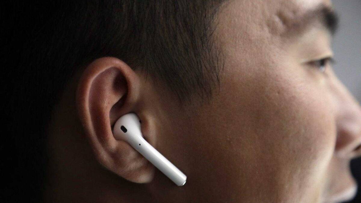 Слухи: Обновленные AirPods от Apple поступят в продажу в начале 2019 года 3 Человек стоит на улице с приложением Sodar для социальной дистанции