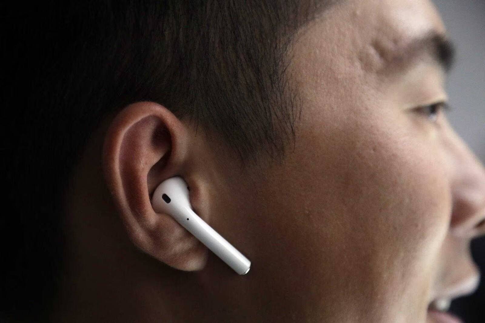 Слухи: Обновленные AirPods от Apple поступят в продажу в начале 2019 года 1 Человек стоит на улице с приложением Sodar для социальной дистанции