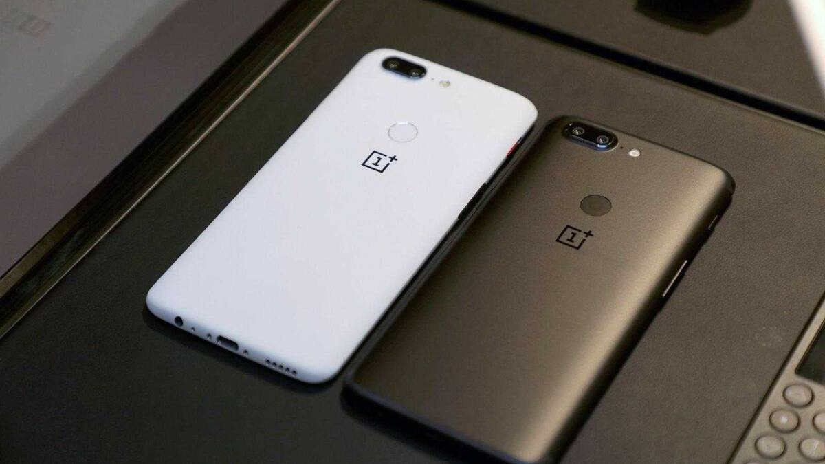Два смартфона OnePlus 5 и 5T на поверхности черного цвета