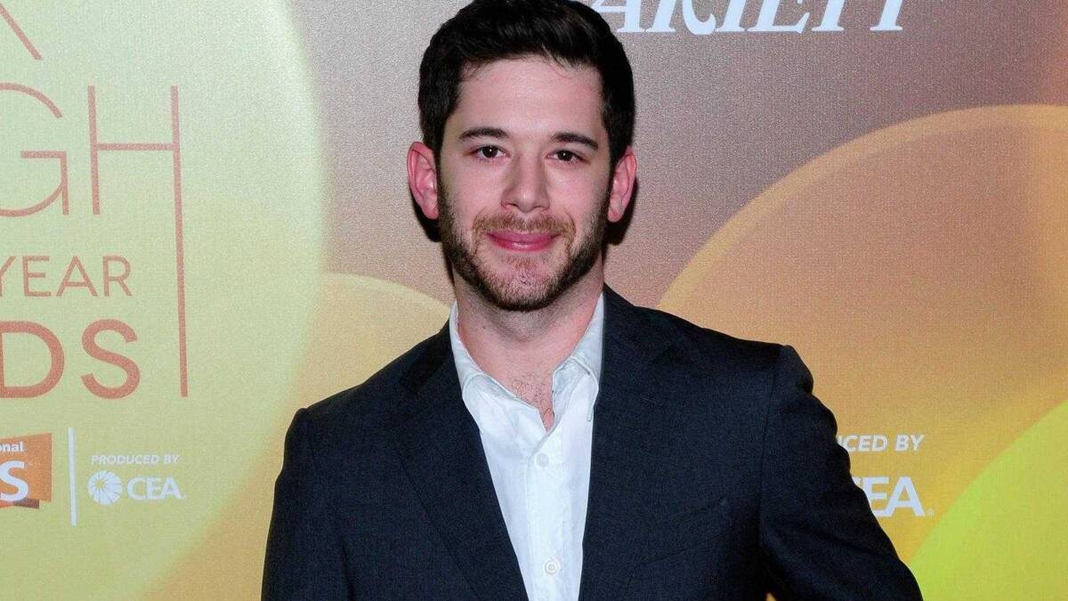 Умер соучредитель HQ Trivia и Vine 2 Мужчина в деловом костюме на фоне логотипов Variety и CEA