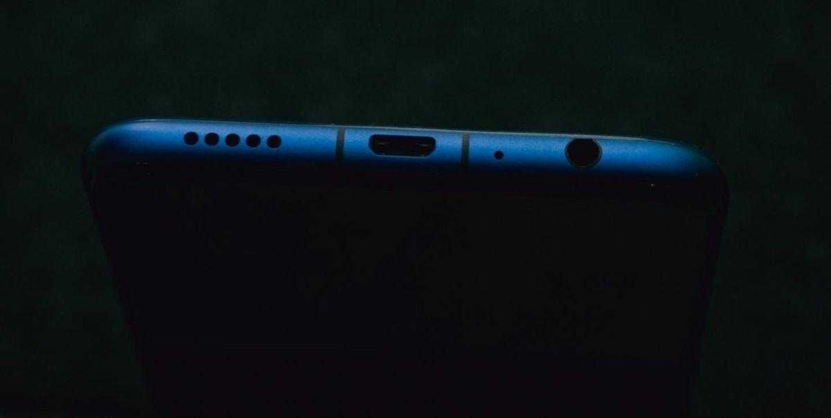 Порт microUSB немного расстраивает, но наличие миниджека сводит печаль на нет