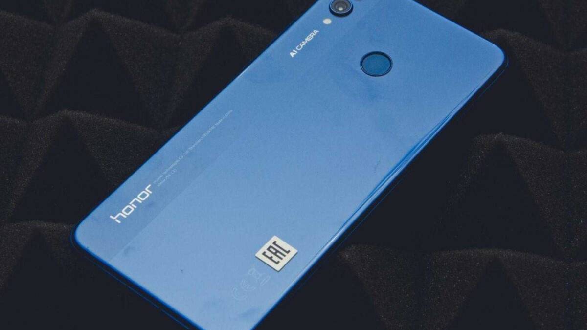 Задняя часть смартфона Honor 8X с двумя камерами и сканером отпечатков пальцев