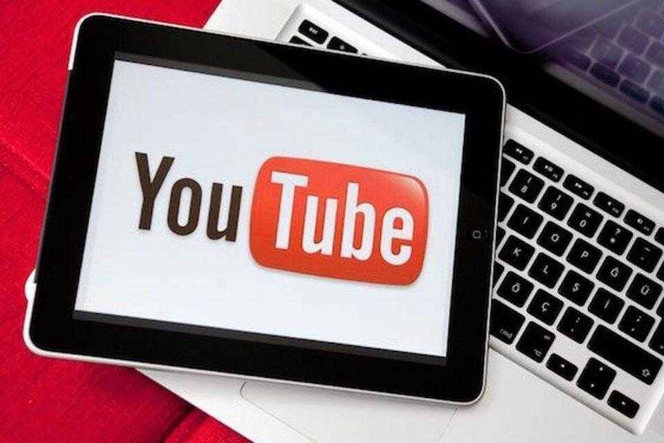 Планшет с логотипом YouTube на экране и ноутбук рядом
