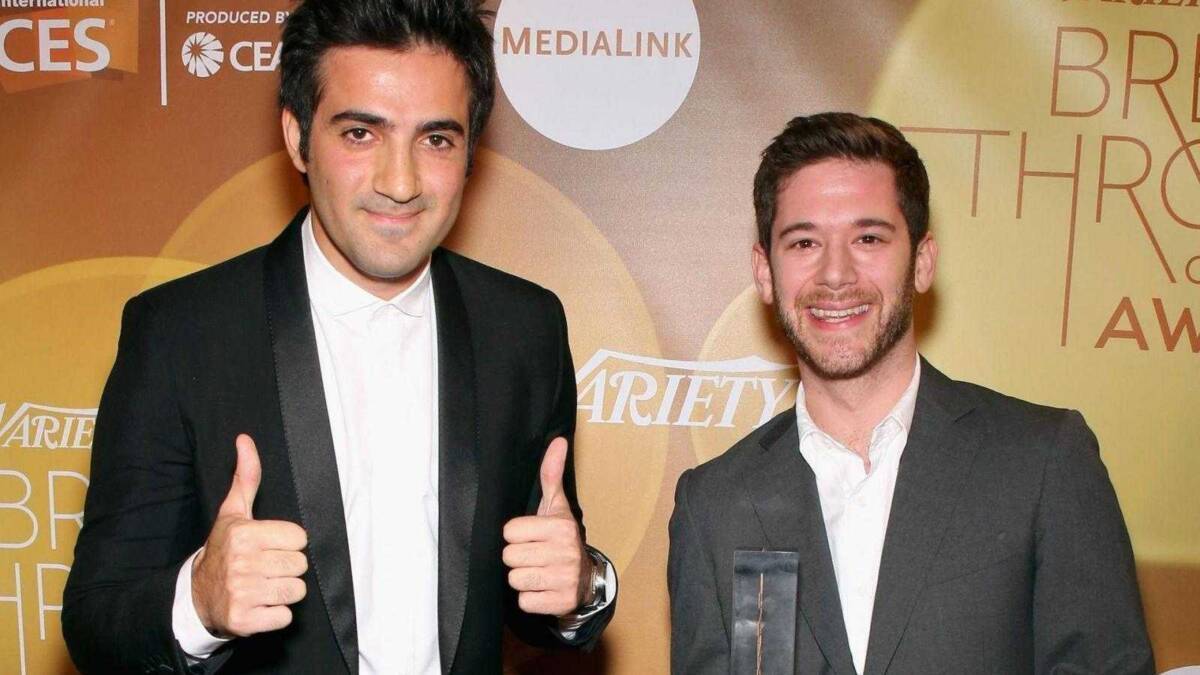 Умер соучредитель HQ Trivia и Vine 3 Два мужчины на светской презентации в костюмах