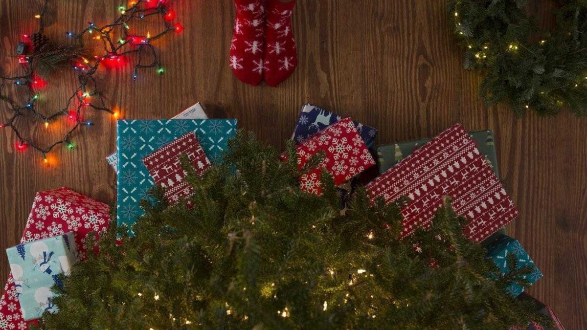 Вид сверху на украшенную елку и подарки в гостиной