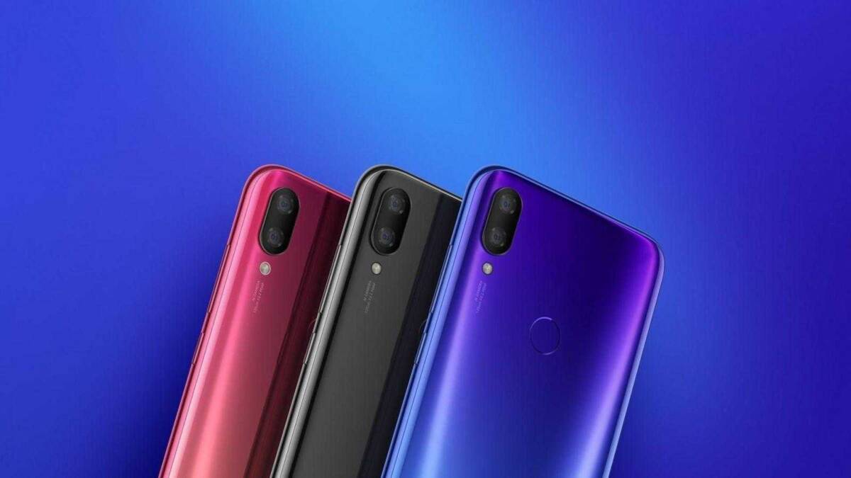 Три смартфона Xiaomi Redmi Note 8 на синем фоне сзади