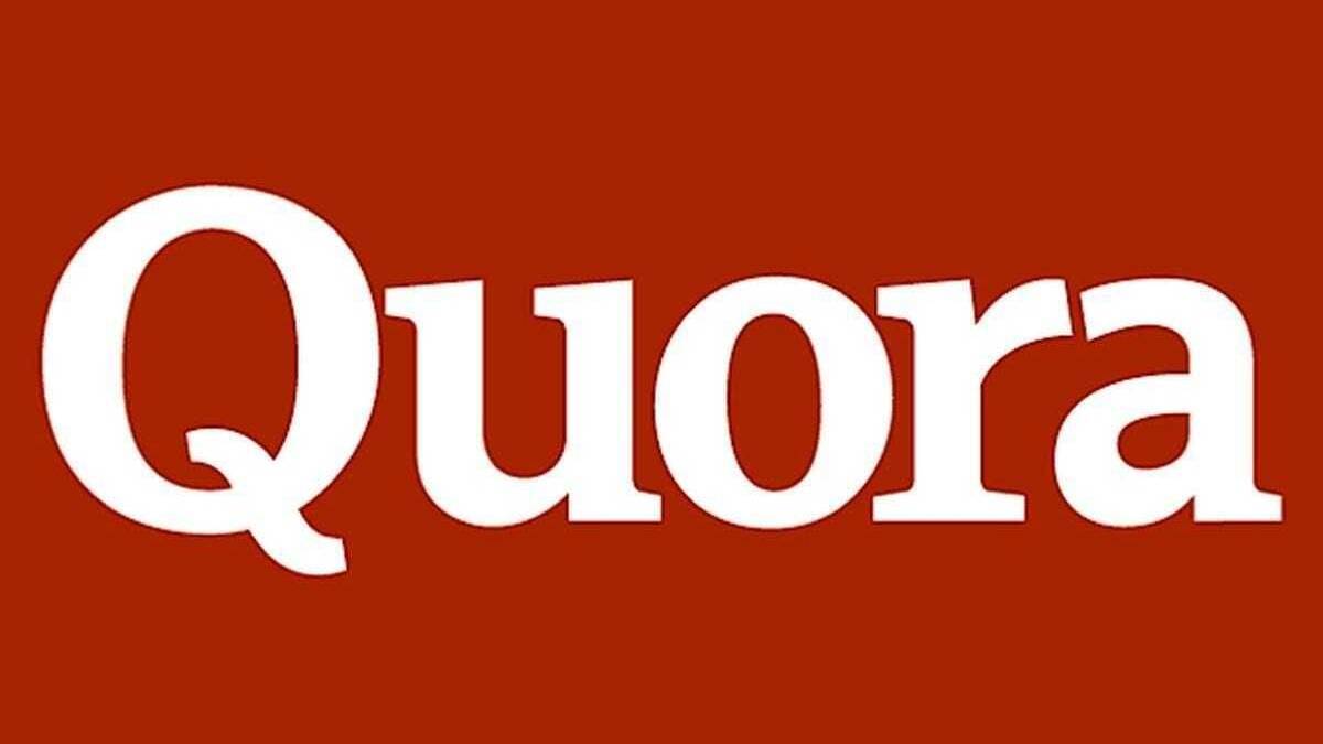 Фон с надписью Quora белым шрифтом на бордовом фоне