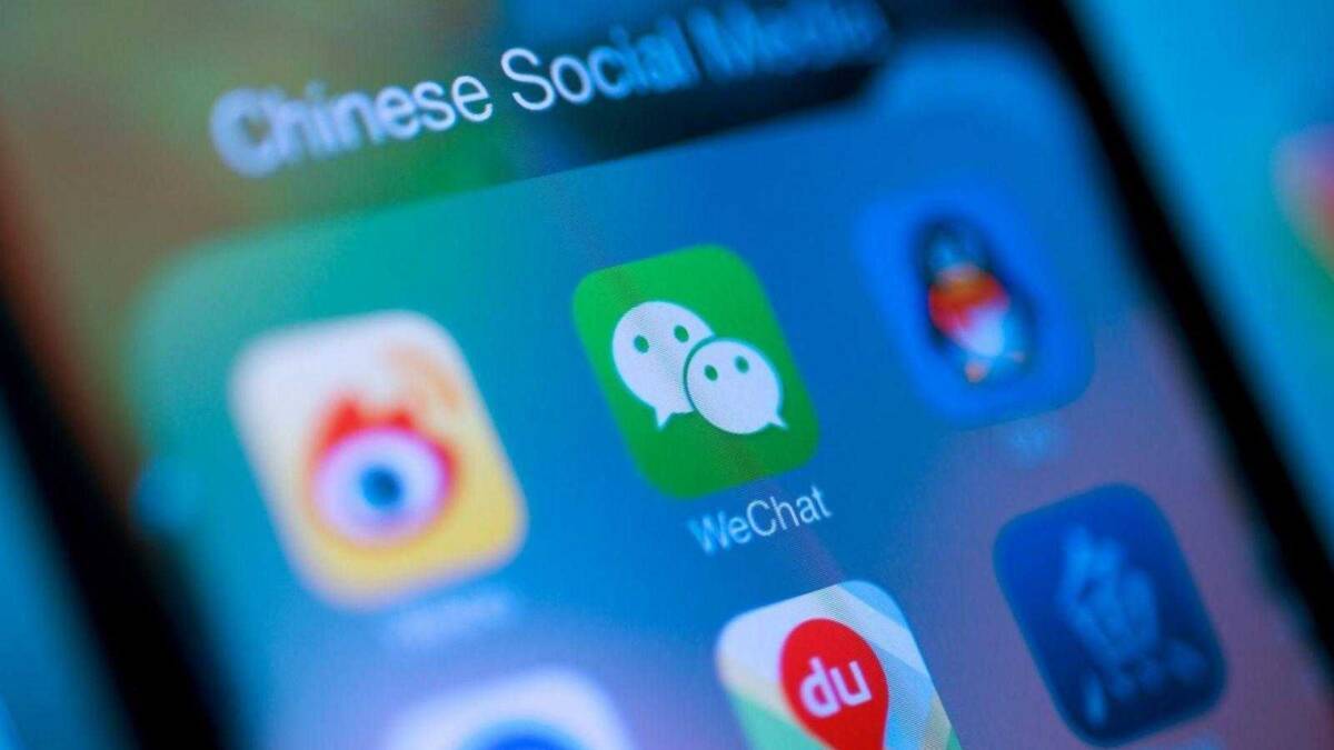 Экран смартфона с приложением WeChat и другими иконками изображенными