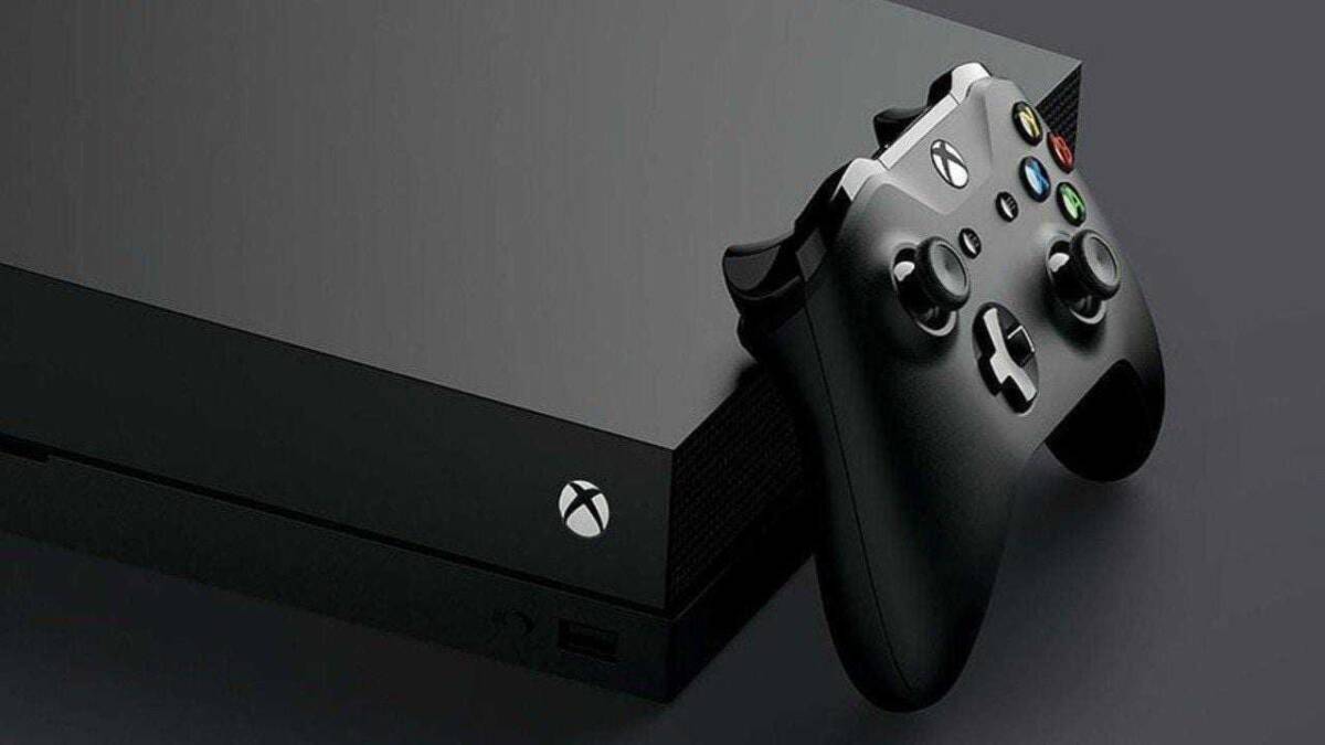 Черная консоль Xbox Series X с геймпадом сбоку