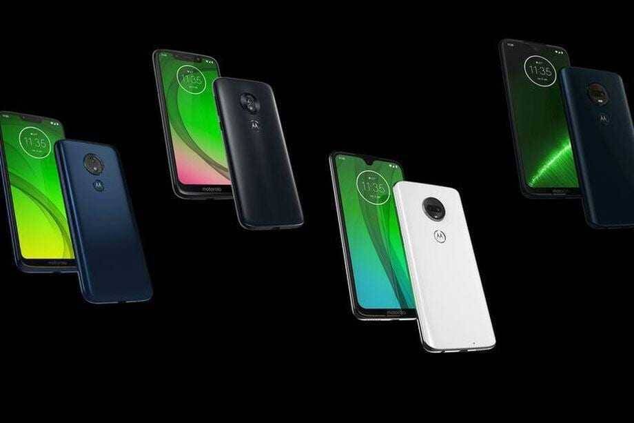 Много Motorola Moto G7 сзади и спереди на черном фоне
