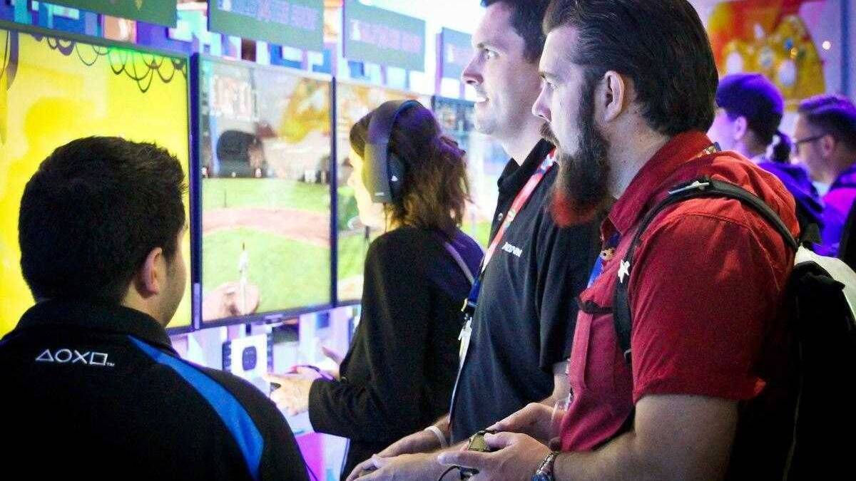 Люди, играющие на консоли PlayStation 4 в игровой зале