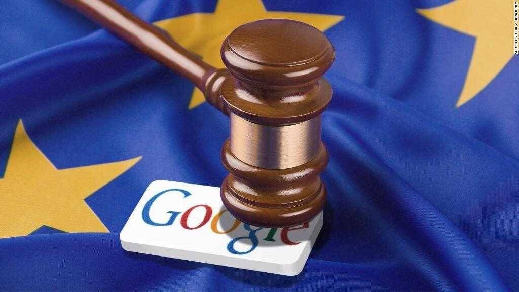 Франция оштрафовала Google на $57 млн 3 Ломоть судебного молотка и логотип Google на фоне флага Европейского союза