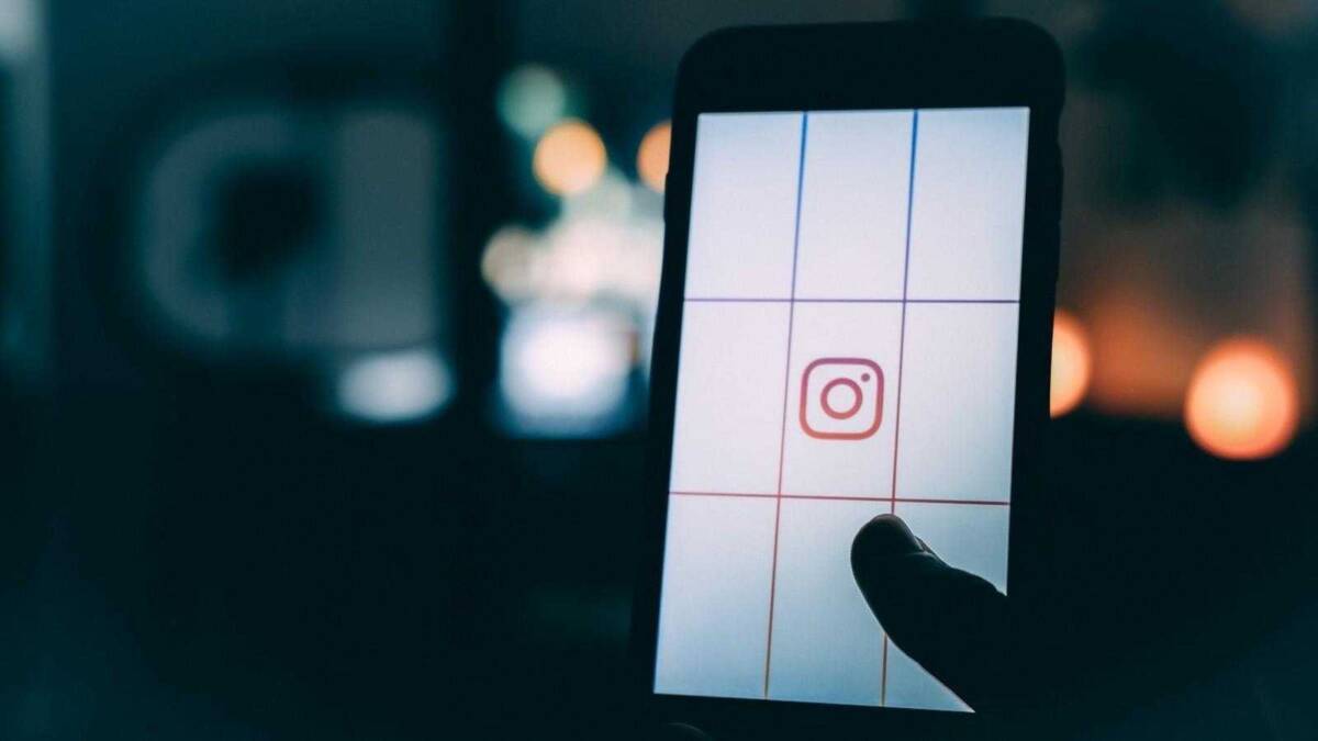 Instagram отрицает, что скрывает большинство постов из ленты 3 Мужчина держит смартфон с открытым приложением Instagram*