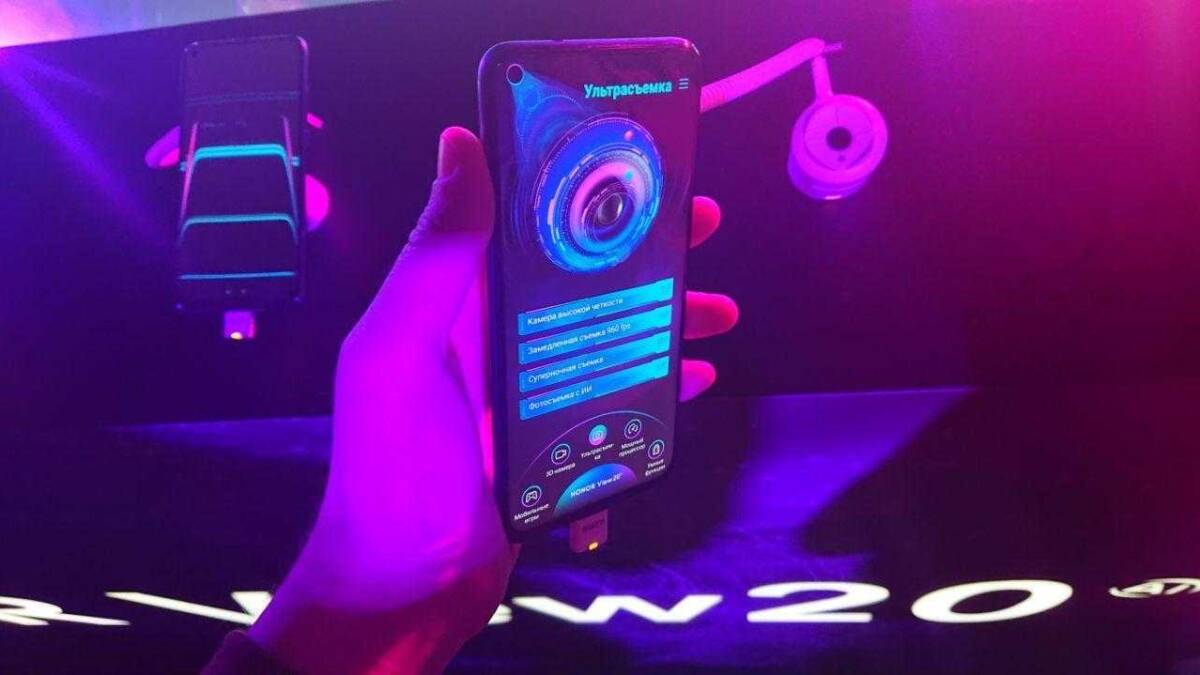 Honor показала смартфон View 20 в России 7 Рука держит смартфон Honor Watch Magic с интерфейсом