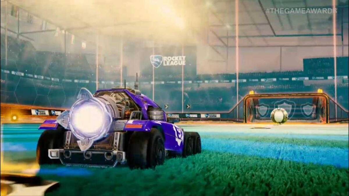 Автомобиль Rocket League на поле с мячом и воротами