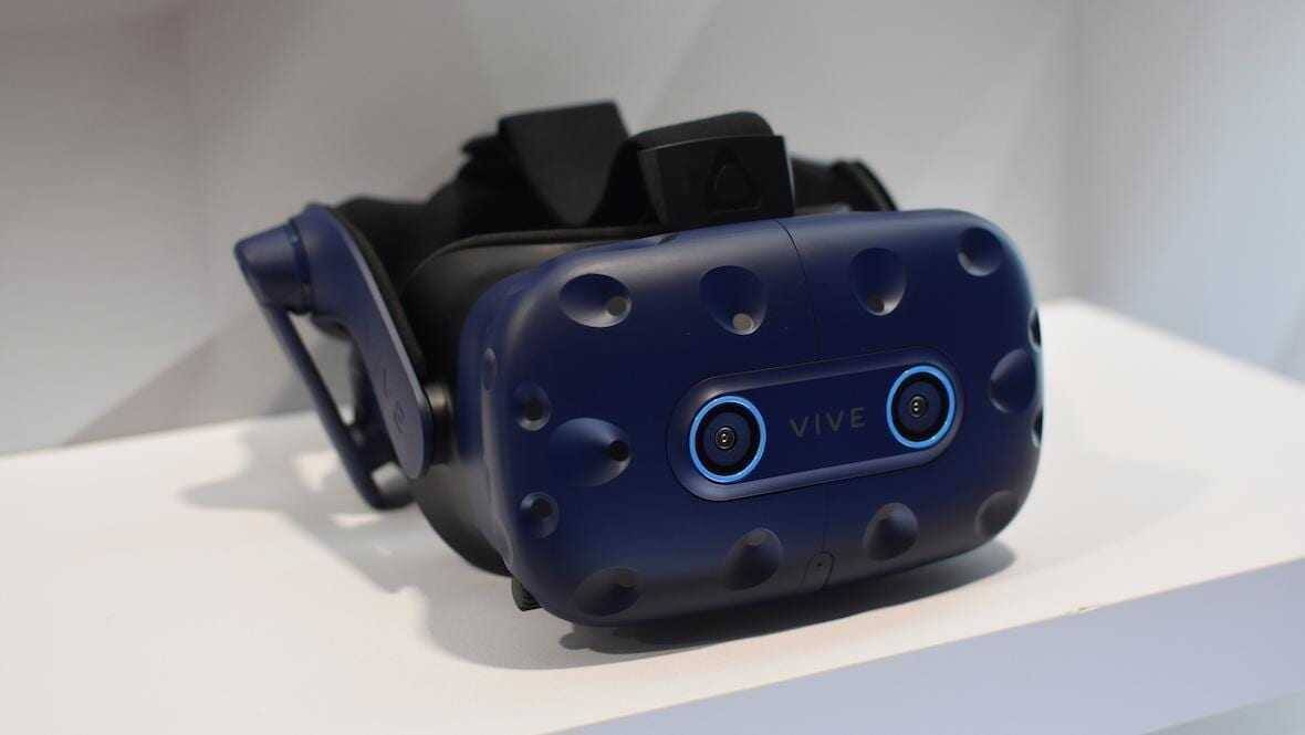 Виртуальная гарнитура HTC Vive Cosmos сбоку вид