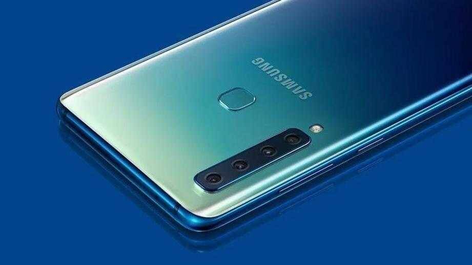 Задняя панель смартфона Samsung с четырьмя камерами
