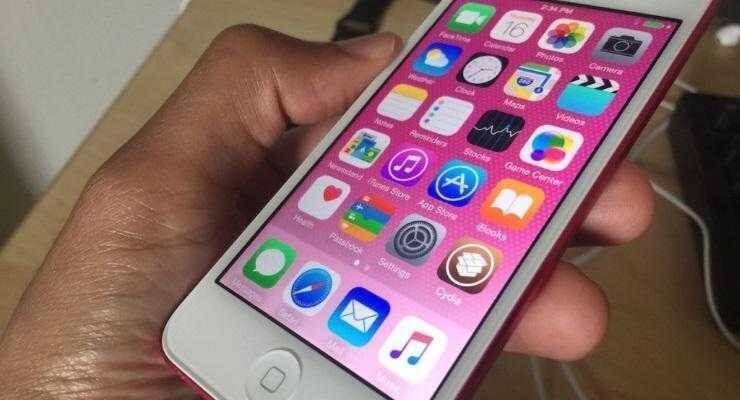 Рука держит iPod Touch с ярким экраном и приложениями