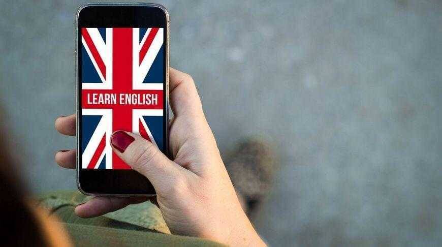 Мобильный телефон с приложением для изучения английского языка