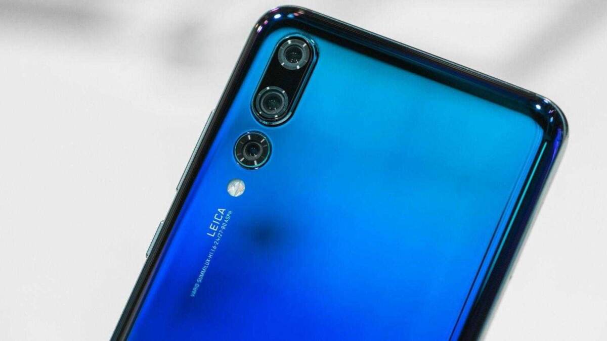 Задняя панель Huawei P30 с тройной камерой и датчиком