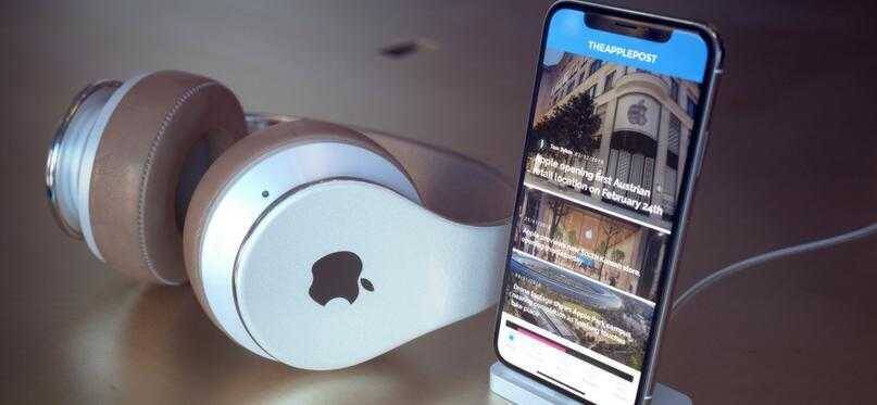 Беспроводные наушники Apple на столе с телефоном