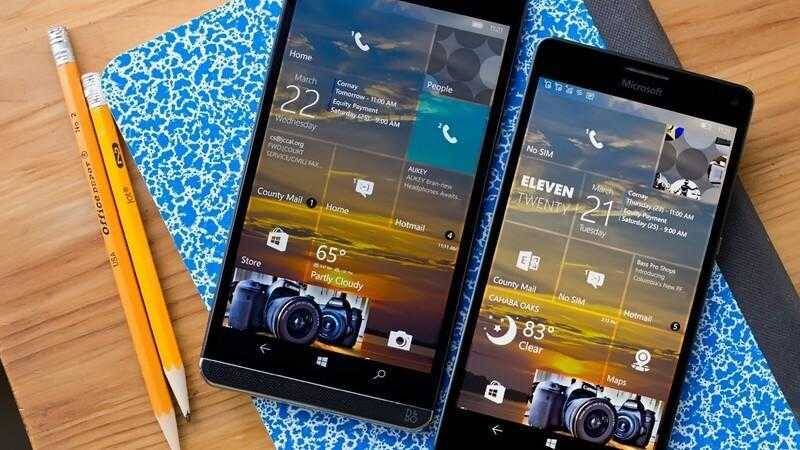 Microsoft прекратит поддержку Windows 10 Mobile в этом году 3 Два смартфона на Windows 10 Mobile на деревянной поверхности