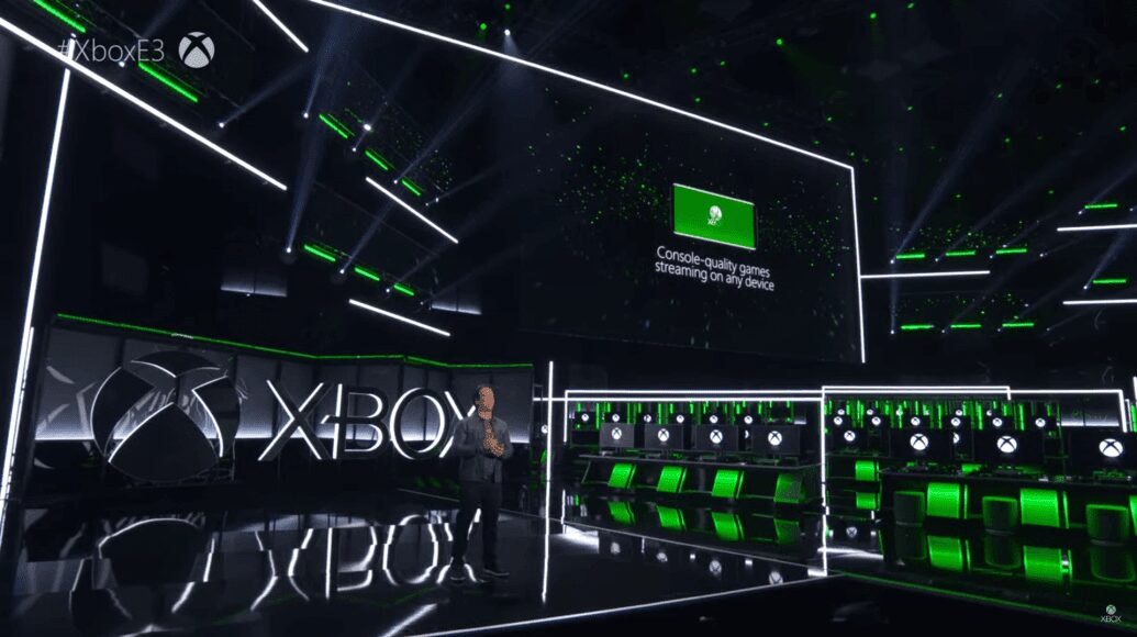 Презентация Xbox SeriesX на сцене с большими экранами