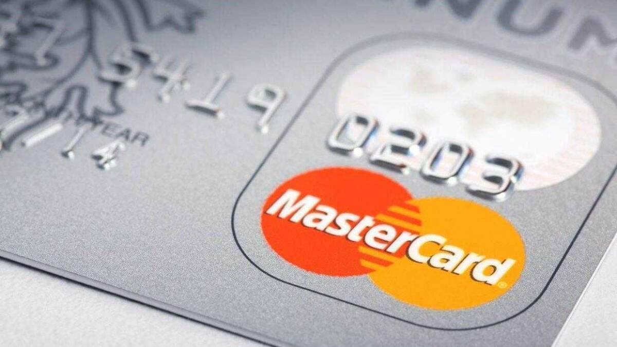 Близкий вид карты Mastercard с логотипом и номером